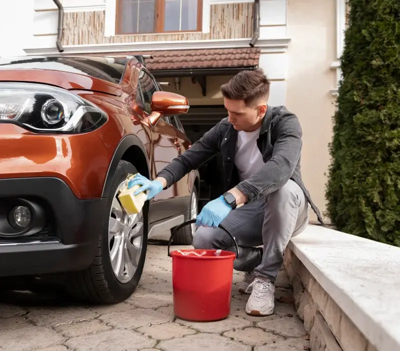Lavage auto à domicile Cœuvres-et-Valsery : professionnel intervenant sur un véhicule